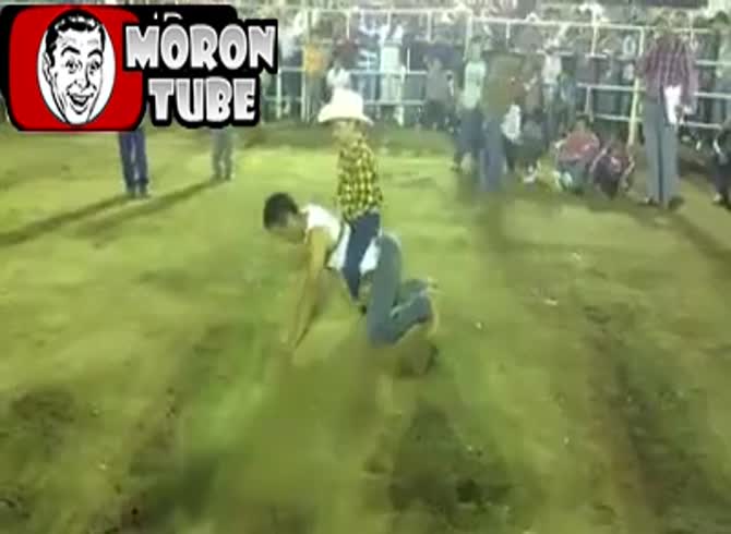 Video :A crazy man in a children's rodeo